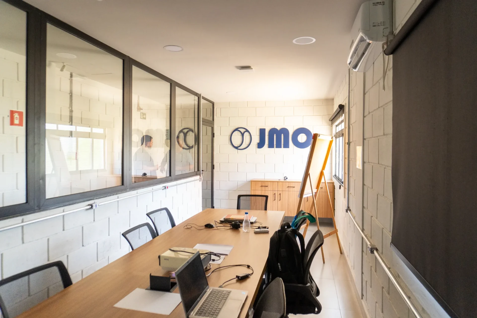 Sala de reuniões da JMO com a marca aplicada na parede